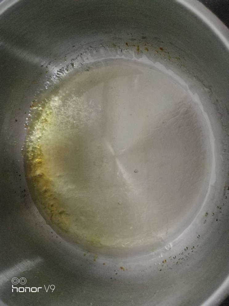 焦糖玛德琳,熬制焦糖酱:细砂糖和15克的水小火熬煮,然后放入20克的热水。