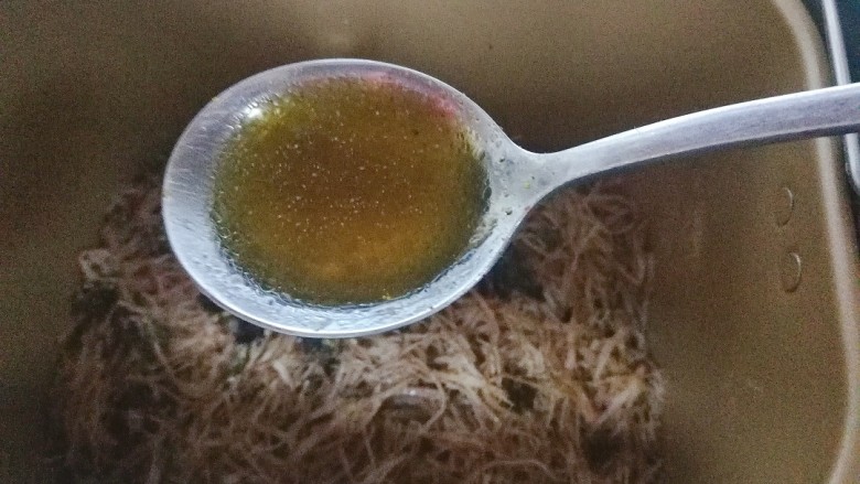海苔牛肉松,放进面包机桶里面,挖两小勺煮牛肉时的汤,交给面包机吧,开启果酱模式,一个程序结束后,继续开始果酱程序,第二个程序二十分钟左右就差不多了