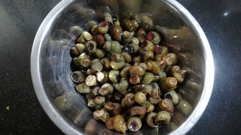 爆炒螺蛳,用流动的清水冲洗干净,要用手多搓洗几次。把螺蛳的尾部用钳子剪掉,这样是为了在吃的时候,方便将螺蛳肉吸出,在炒制的时候也容易入味。