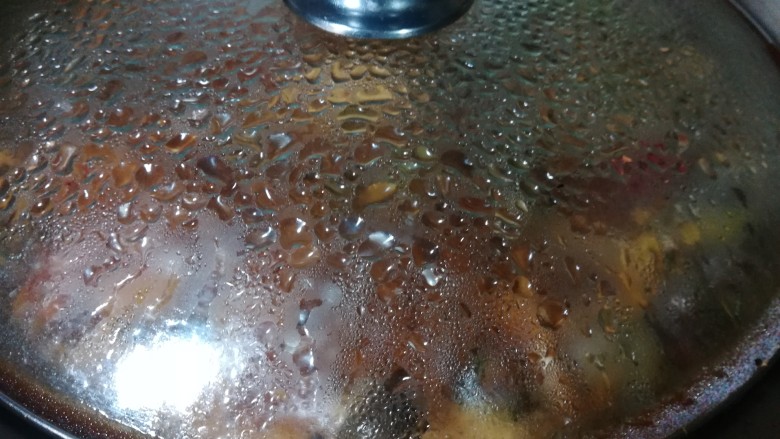 爆炒螺蛳,盖上锅盖,保持中大火,中间不用翻动,一直保持微沸状态。