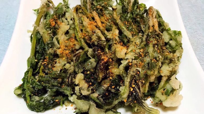炸香椿,在香椿上面撒上烧烤料别有一番滋味