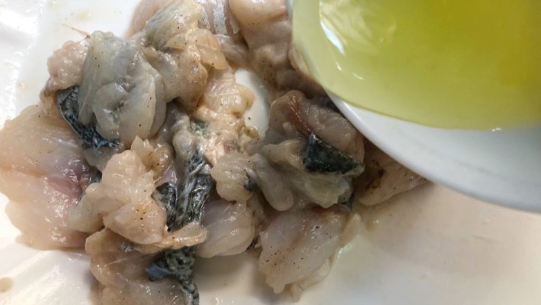 番茄鲈鱼汤,再倒入蛋清搅拌均匀,腌制一会