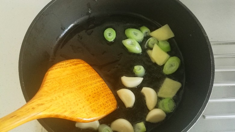 农家小炒鸡,锅中放油烧热,放入葱姜蒜炒出香味。