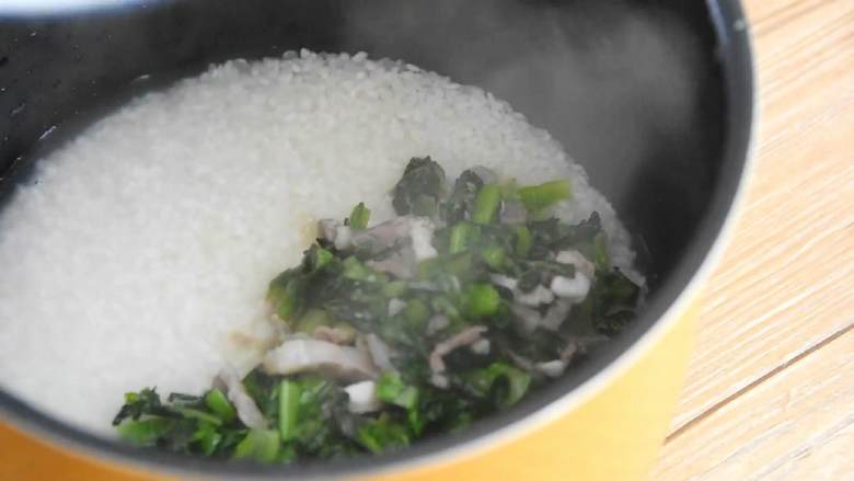 满屋飘香的菜饭,每一口都是儿时记忆中的味道,依次将大米、咸肉莴笋叶放入电饭锅内胆。