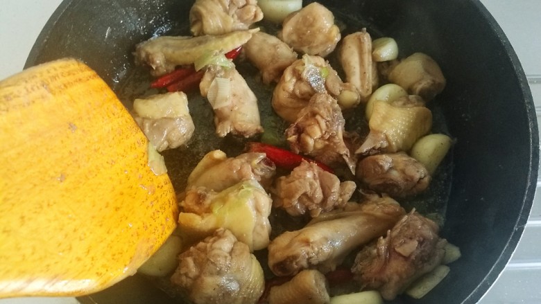 农家小炒鸡,放入干辣椒,炒到能闻到辣椒的冲味。