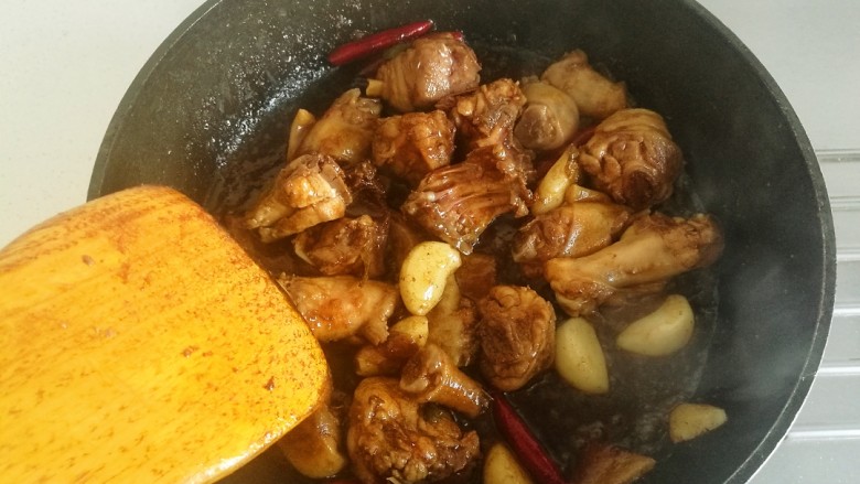 农家小炒鸡,把鸡肉翻炒均匀,让鸡肉全部上色。