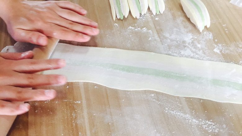 五彩馄饨,叠在一起的面皮切条，擀成面片，越薄越好，以包起饺子不破为宜。