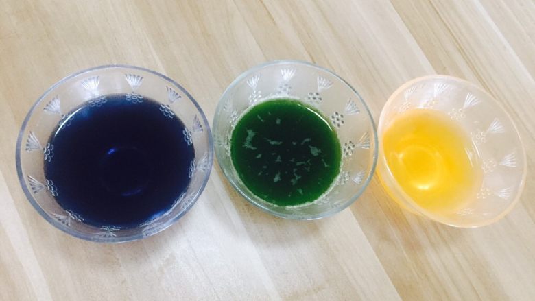 五彩馄饨,将三种蔬菜（<a style='color:red;display:inline-block;' href='/shicai/ 128'>紫甘蓝</a>，<a style='color:red;display:inline-block;' href='/shicai/ 117'>菠菜</a>，<a style='color:red;display:inline-block;' href='/shicai/ 25'>胡萝卜</a>）榨汁，最好能用榨汁机榨，榨出来的汁会比较浓一点，更容易上色。