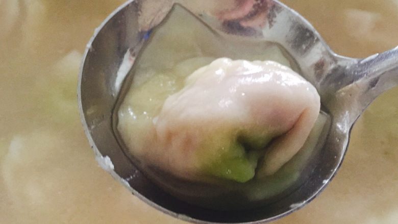 五彩馄饨,煮出来颜色也不错呢