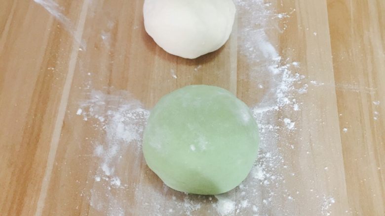 五彩馄饨,三色汁分别加到<a style='color:red;display:inline-block;' href='/shicai/ 519'>面粉</a>里揉成面团