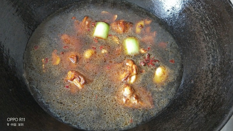 咖喱土豆鸡块,加水沫过鸡块煮十分钟左右