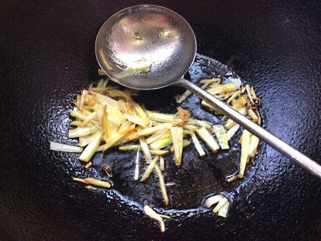 自制空心面(饺子皮版),爆香葱姜