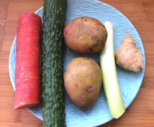 自制空心面(饺子皮版),备好蔬菜和葱姜