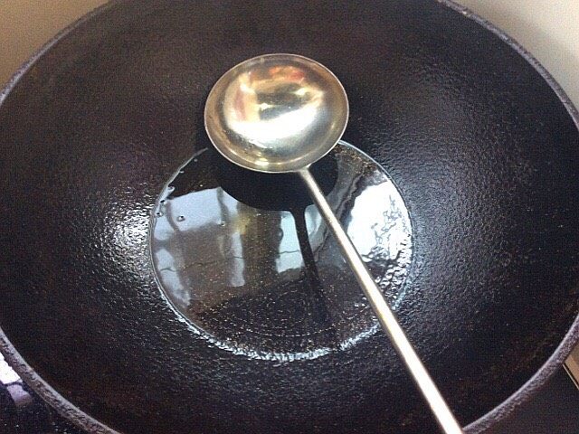 自制空心面(饺子皮版),起锅热油