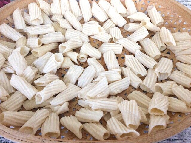 自制空心面(饺子皮版),卷好的空心面放到竹篮里晾上