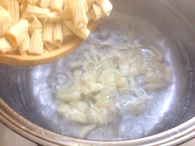 自制空心面(饺子皮版),烧水,水开下空心面