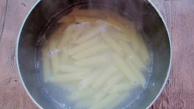 牛排斜管面,煮斜管面。水开后给点盐和油,一是让面进味,二是防止面粘连。