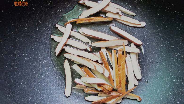 家常麻辣豆干,下锅油煎。可稍微煎老一点,有嚼劲。