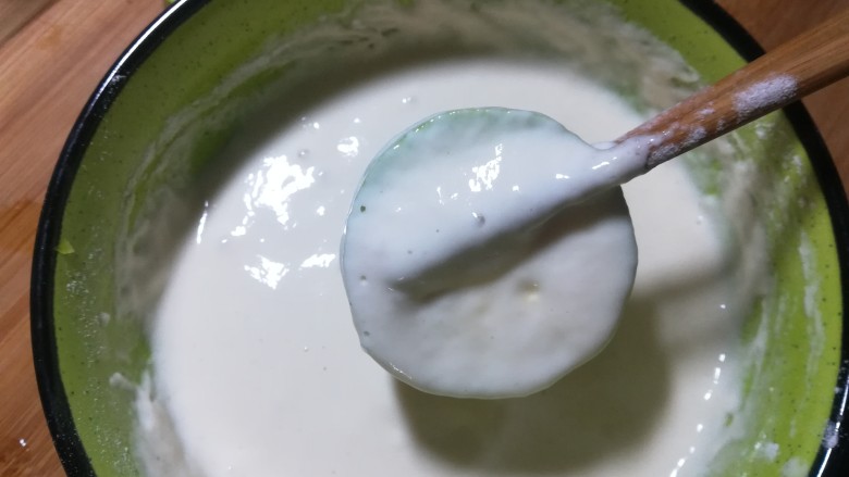 香酥西葫芦,用筷子夹住,放入面糊中,能这样挂上一层面煳。