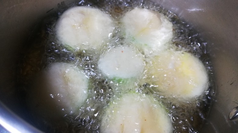 香酥西葫芦,如果有油少的话,一面焦黄后翻面再煎。要保持油温稍高的状态,以保证很快能把表面炸焦黄。