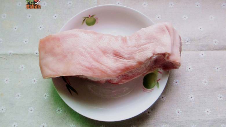 脆皮猪肉,<a style='color:red;display:inline-block;' href='/shicai/ 428'>五花肉</a>选用肉质比较厚的,但是不要太肥的,清洗干净