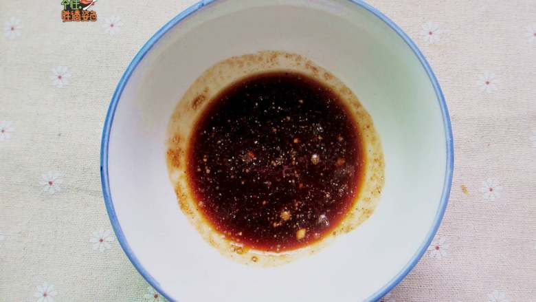 脆皮猪肉,用生抽,五香粉,盐,耗油,少量糖调成料汁