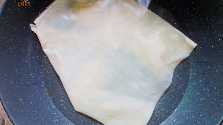 高蛋白减肥便当,锅中烧开适量水,调入少许盐和食用油,下入豆腐皮焯水后捞出
