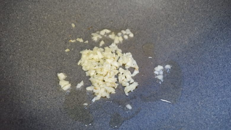 酱香玉米,热油锅,爆香蒜末