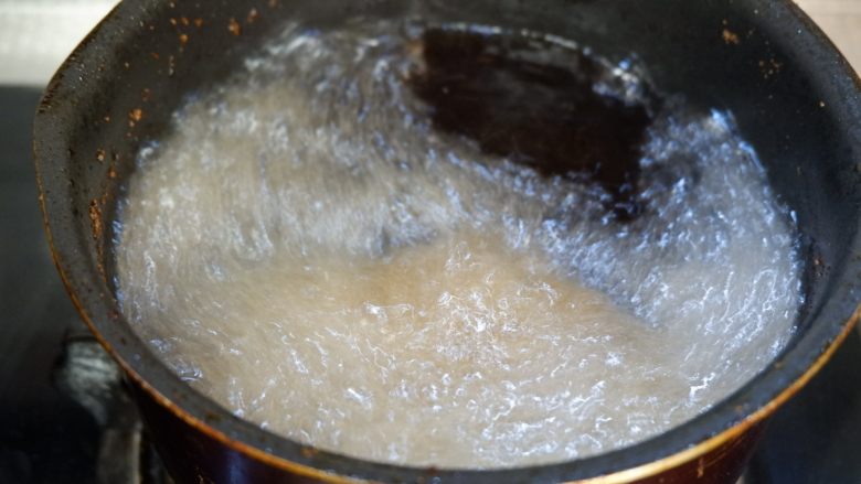 椒盐土豆杏鲍菇,锅中放入油,先将土豆下入过油