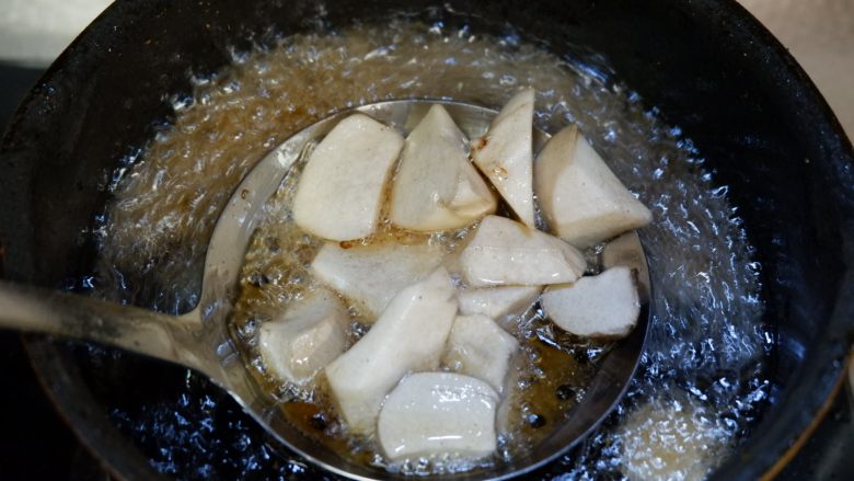 椒盐土豆杏鲍菇,炸制一会,下入杏鲍菇,将两者一起炸制金黄酥脆。