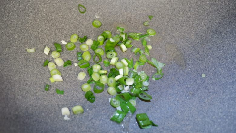 椒盐土豆杏鲍菇,重启锅,加少许底油,炒香葱花