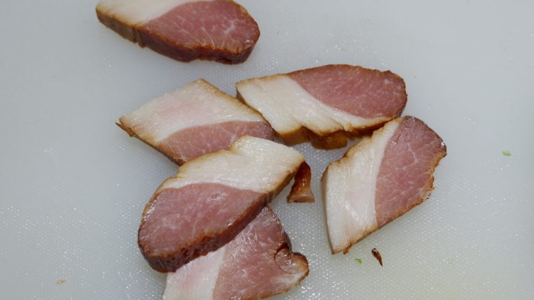 腊肉焖香芋,腊肉切块