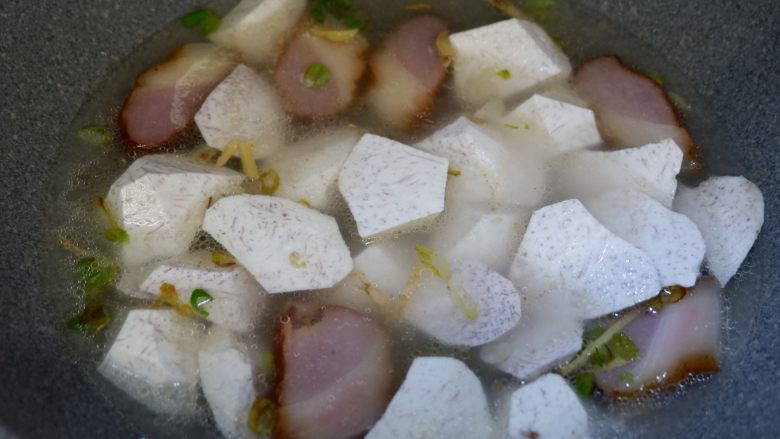 腊肉焖香芋,适量开水,没过食材即可