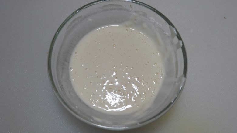 香酥辣鱿鱼,加入水调成面糊