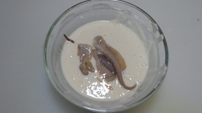 香酥辣鱿鱼,现在去热油锅,将鱿鱼裹粘好面糊