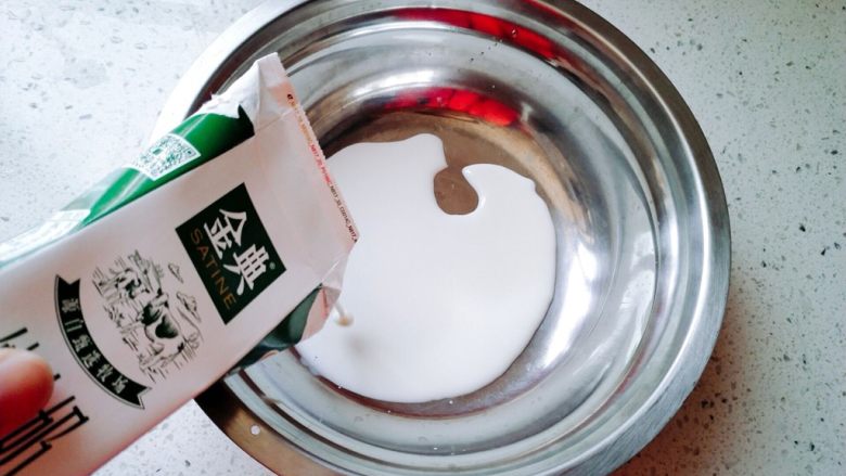 卡布奇诺牛奶布丁,先拿一个大点的碗,把牛奶倒到里面。