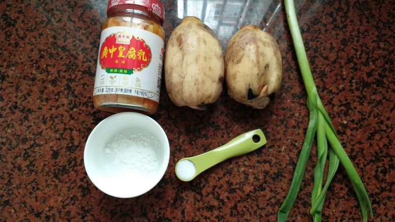 莲藕炒腐乳,先将所有食材准备好