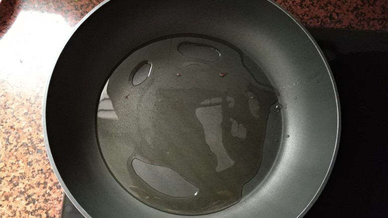 莲藕炒腐乳,平底锅热油