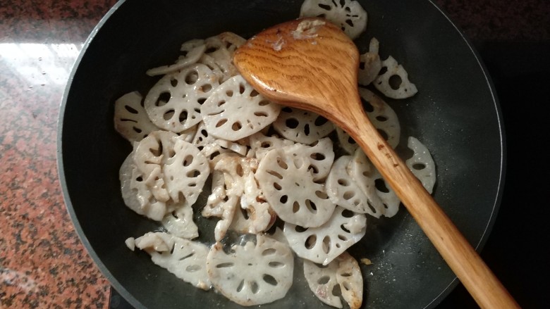 莲藕炒腐乳,加入腐乳泥,继续用中火翻炒均匀