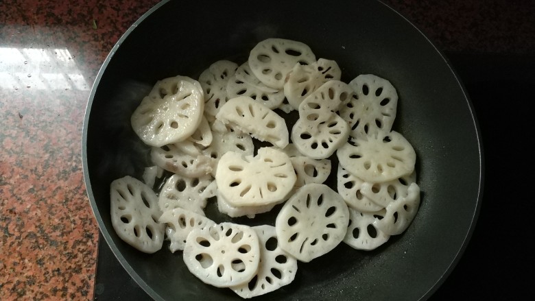 莲藕炒腐乳,锅热后,倒入切好的藕片,中火翻炒至5分熟