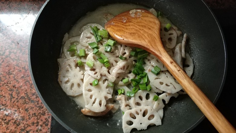 莲藕炒腐乳,最后撒切好的蒜,加去适量的<a style='color:red;display:inline-block;' href='/shicai/ 10588'>糖</a>提鲜