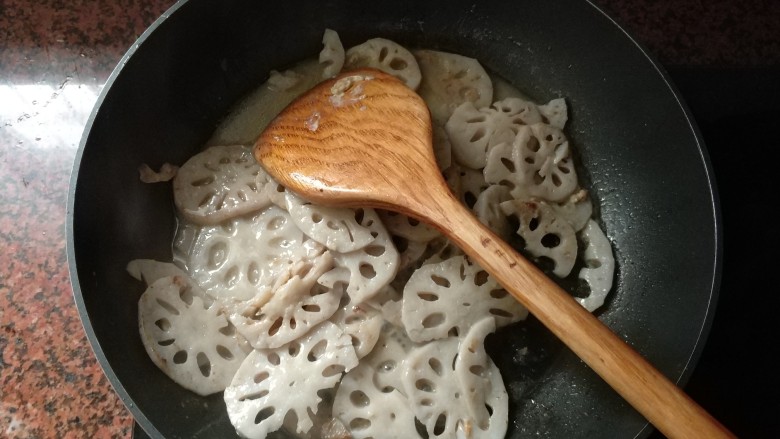 莲藕炒腐乳,再加入勾芡好的玉米淀粉,加一点点清水。