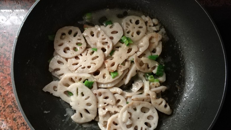莲藕炒腐乳,翻炒均匀,大火收汁就可以了