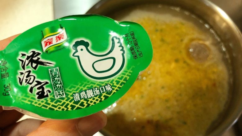 美味粿条,下1/3块浓汤宝,煮沸,保持沸腾。直到牛肉丸煮熟,虾仁煮软。