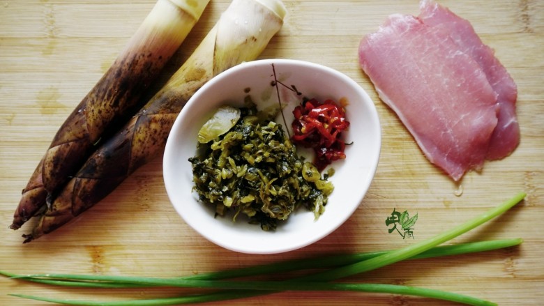 春日识鲜之雪菜肉丝春笋面,准备食材,清洗干净。