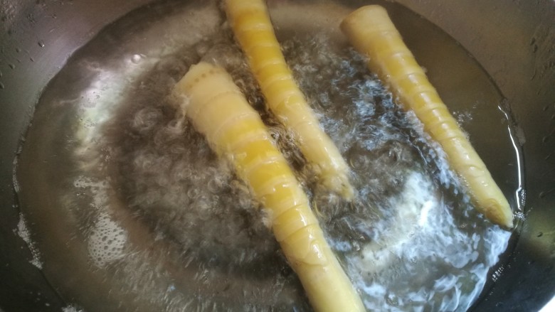 春日识鲜之雪菜肉丝春笋面,笋去壳,入水焯一下去生涩味。