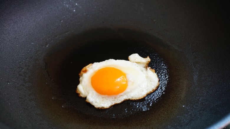 春日识鲜之雪菜肉丝春笋面,煎个<a style='color:red;display:inline-block;' href='/shicai/ 9'>鸡蛋</a>,备用做配菜。