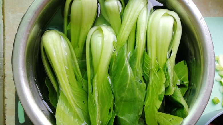 香菇油菜,<a style='color:red;display:inline-block;' href='/shicai/ 115'>油菜</a>洗净