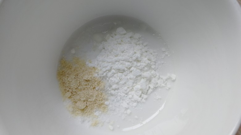 香菇油菜,现在准备酱汁,取一个小碗,放适量盐,适量生粉,适量鸡精