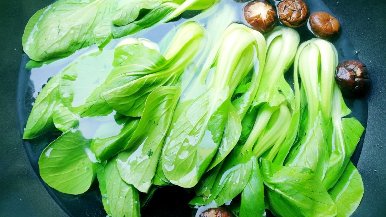 香菇油菜,水开后,加入油菜